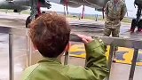 男孩看航空展向兵哥哥敬礼，下一秒收获帅气回礼