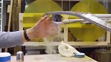 牛人用磁铁打造莫比乌斯环，放上液氮超导体后，有趣的一幕出现了！