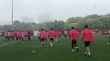 上港冒雨训练备战悉尼 艾哈现身有望复出