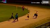 中线附近超远吊射入网！法国第五级别联赛惊现无解绝杀球门将已懵