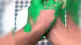 绿色染料改造泥，超级好玩，妈妈发现了会不会打我？