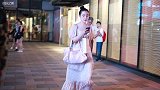 三里屯街拍，碎花长裙好不好看？这位妹子穿的相当棒！