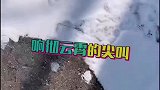 杨超越手握雪球显呆萌，扔到妹妹衣服里还幸灾乐祸