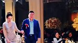 妈妈盛装出席女儿婚礼，浅浅一笑也太美了