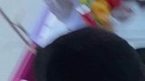 女子路边摊买麻辣拌，遇城管突袭