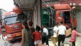 河北一货车失控冲进集市致6伤 目击者：司机疑似发病