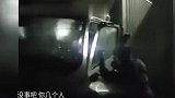 货车冲入河沟司机受伤被困，民警消防合力破拆救援