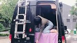 美女在房车里睡午觉，天气太冷被冻醒了，一个人的旅途也不容易！