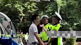 保安先怒扇游客耳光，遭到猛烈反击后，脸上的表情温和多了