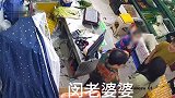 66岁老人店内收银自盗20万，被店主发现后下跪认错，店主：把她当妈妈对待