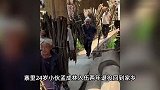 小伙退役回家，乡亲们盛装挑柴迎接，村干部：是流传几十年的传统