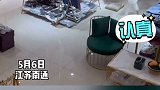 店主着急出门忘记关闭店铺，试穿客人自觉付钱