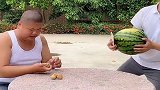 小伙用兄弟手机开核桃，兄弟想出这招报复他，太狠了！