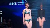 暗绿色团花分身沙滩装，挂脖式抹胸更添整体的妩媚