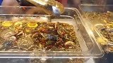生腌店螃蟹没有腌晕，张牙舞爪的和店主打了起来