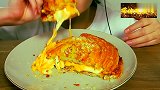 美食分享，靓女吃芝士大饼，流心特别多味道真不错哟