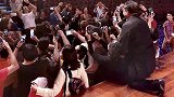 姜昆新加坡巡演大获成功，可以容纳上千人的剧场，门票销售一空