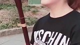 农村美女二胡独奏经典歌曲《偏偏喜欢你》，熟悉的旋律好听极了