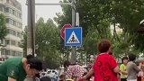 烫坏了，高温天气下，萌娃带着耳暖吃面条