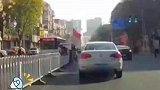 后车嫌前车速度太慢不断鸣笛催促，前车临时停车贴上实习标志