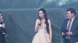 向佐淋着雨帮郭碧婷穿雨衣，郭碧婷的反应太甜了，羡慕这样的爱情