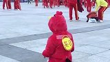 果然是实习的，打个方向盘都打不稳