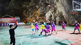 探访最牛篮球场-贵州溶洞篮球场：它让村民放下麻将打起篮球