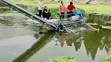 河道保洁船，湿地公园清理水草，水库里打捞水葫芦