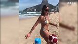 能看一百遍！比基尼小姐姐性感瓶盖挑战 还能花式颠球堪称高手