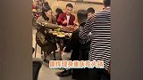康辉重庆防空洞吃火锅，毛肚夹在碗中不能吃，还得对着镜头先工作