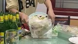 小伙聚餐后打包有人不理解，奶奶教会了我节约，不丢人