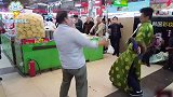 菜市场大爷舞技吊打主播，表现力太强看傻路人