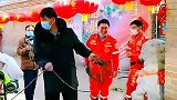 消毒人员来到大衣哥家消毒！