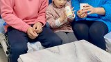 孩子放学就要玩手机于是爸爸想到了这个办法！结果惊呆了。