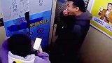 电梯运行时突然剧烈卡顿，丈夫瞬间转身一把抱住妻子