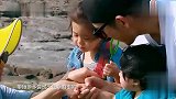 咘咘害怕寄居蟹，波妞却超兴奋，贾静雯这俩女儿性格差距太大了！