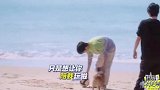 少年：把球藏在背后骗小六球不见了，小凯你在逗小孩吗