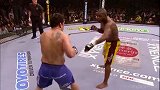 高鞭腿爆头直接让对手昏厥！UFC超残忍KO仍不忘补拳