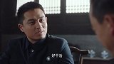 男子被大伙吹捧笑嘻嘻 突然有人塞钱贿赂他