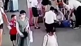 跪地救人无效，两医学生哭泣离开