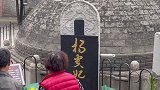 有人说杨贵妃，去日本了吧，那个年代没有信息网，无缘无故来两座贵妃墓应该是不可能的历史 杨贵妃