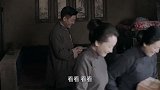 老三好回来了，大娘把做好的新鞋交给了他