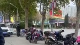 以为老伴丢了，大妈这样找