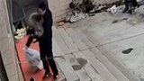 河北邯郸：爸爸抱娃从高台摔下 自己当肉垫紧紧护住孩子