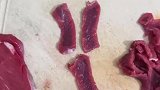 女子买了牛肉回家，切片时发现中间是黑的