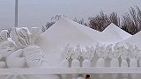 十个人八天雕刻出可爱雪雕，小兔子和鼹鼠争萝卜