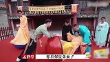 孟鹤堂秦霄贤当街卖艺，扮不倒翁发传单，还没开张就被岳云鹏摁倒在地