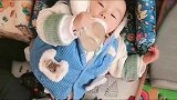 家有龙凤三胞胎兄妹安静的喝牛奶，妈妈进屋看到这一幕惊呆了