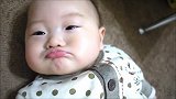 宝宝这表情真的太搞笑啦，逗的妈妈都笑了