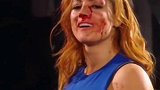 贝基血染擂台偷袭罗西，离场后埋下了罗西的复仇之心wwe 隆达罗西